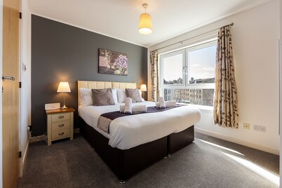 Modern, Spacious City Apartment, Lift, Balcony, Free Wi-fi & Parking, Fab views,