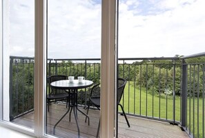 Outdoor dining - Modern, Spacious City Apartment, Lift, Balcony, Free Wi-fi & Parking, Fab views, (Edinburgh)
