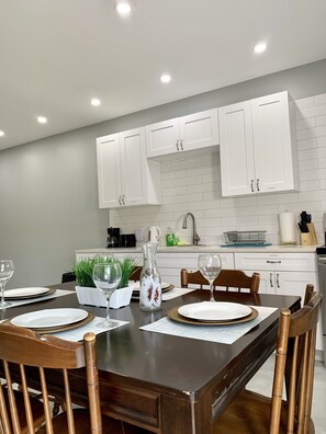 Ísskápur, örbylgjuofn, bakarofn, uppþvottavél