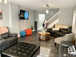Maison classique | Aire de séjour | Téléviseur à écran plat de 70 po avec télévision par câble, téléviseur