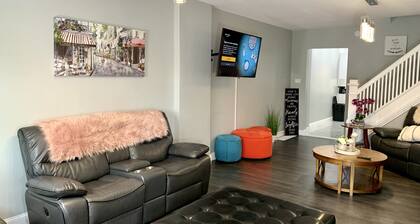The Wheel of Fortune Duplex-8BR Parking