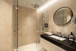 Shower, rainfall showerhead, free toiletries, hair dryer - Beachwalk Residence (Kuta)