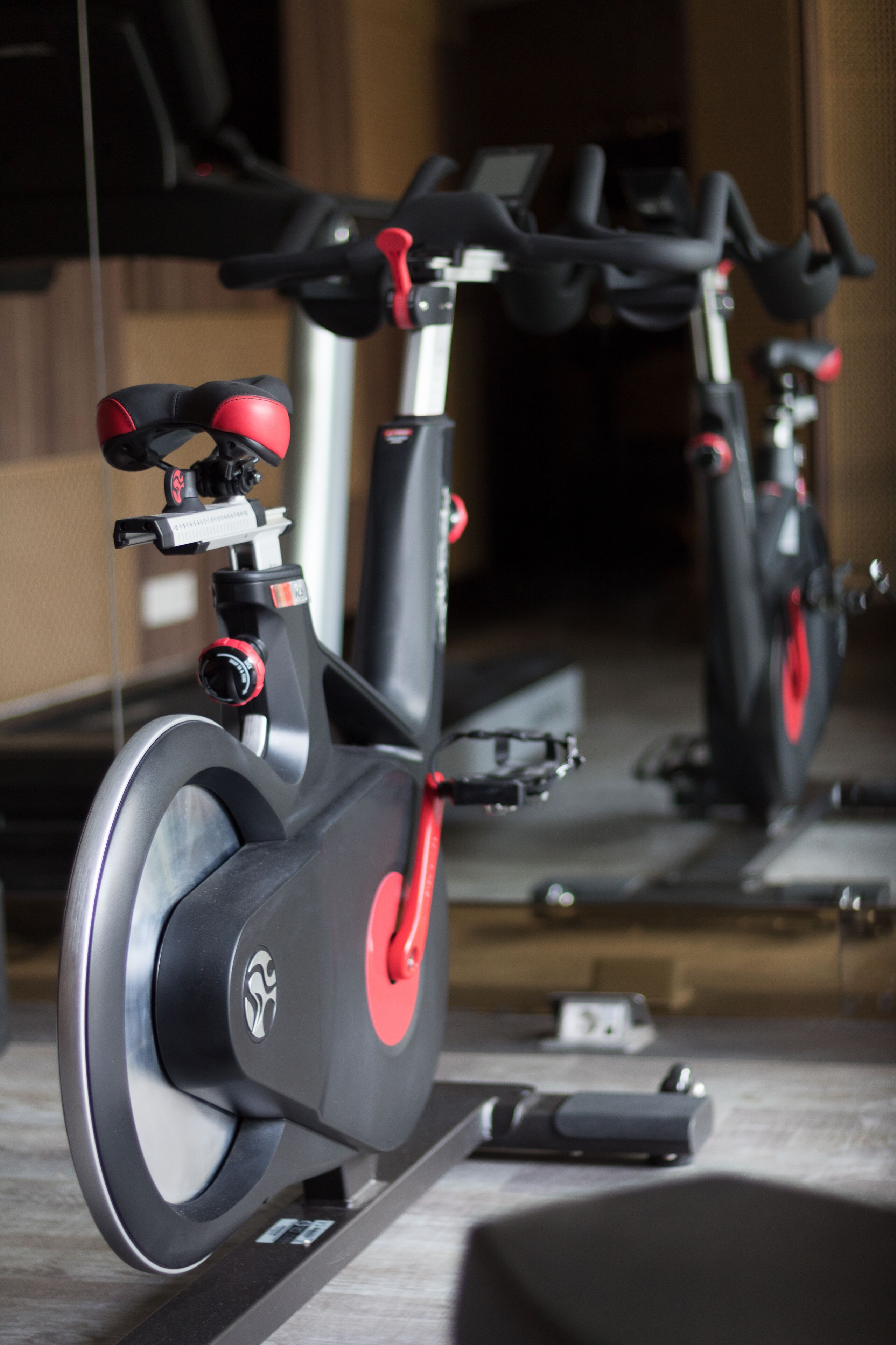 Een hometrainer met een digitaal scherm en bedieningspaneel, gemonteerd op een standaard.