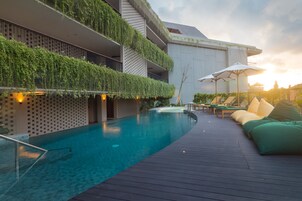 Una piscina al aire libre