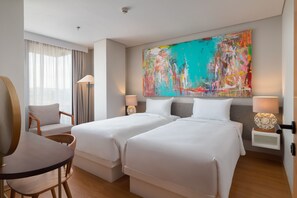 Suite, 2 slaapkamers | Luxe beddengoed, een minibar, een kluis op de kamer, een bureau