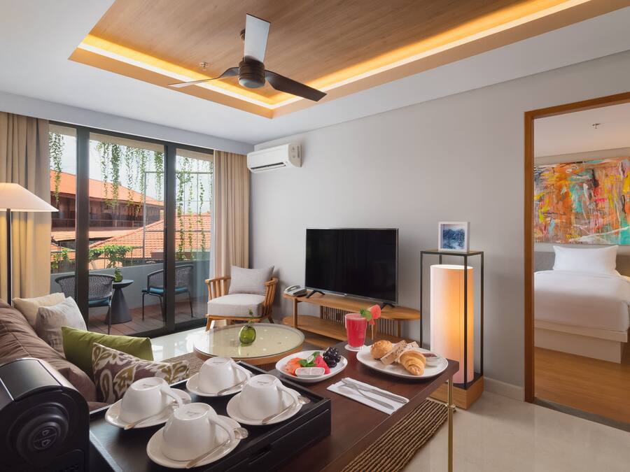 Suite, 2 habitaciones | Zona de estar | Televisión de pantalla plana de 43 pulgadas con canales por cable