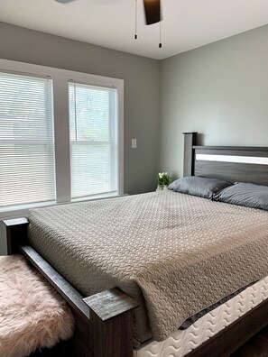 Escritorio, wifi gratis, ropa de cama