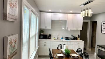 Refrigerador, microondas, horno y lavavajillas