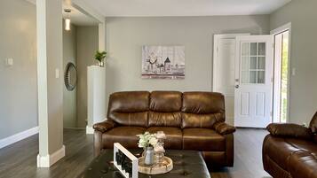 70-tommers fladskærms-tv med kabelkanaler, tv