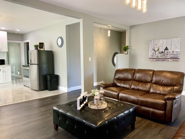 Televisión de pantalla plana de 70 pulgadas con canales por cable