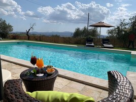 Una piscina al aire libre de temporada