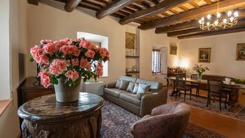 Junior-sviitti | Ylelliset vuodevaatteet, minibaari, tallelokero huoneessa