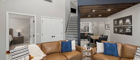 智能电视、壁炉、电子游戏、桌上足球