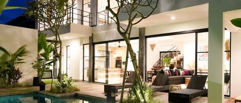 Fachada de la propiedad por la tarde o noche