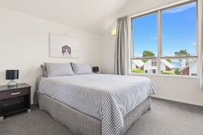 2 bedrooms, iron/ironing board, travel cot, free WiFi - Relaxed Resort Style Living (Rotorua)