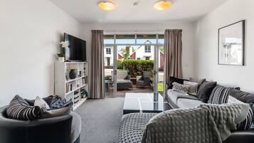 Una Smart TV, una mesa de tenis de mesa