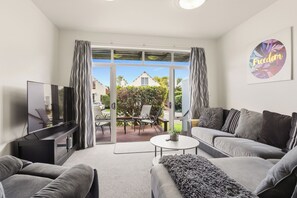 Smart TV, ping pong - Relaxed Resort Style Living (Rotorua)