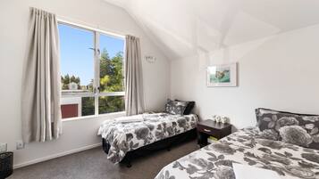 2 dormitorios, tabla de planchar con plancha, cuna de viaje