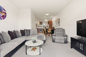 Smart TV, ping pong - Relaxed Resort Style Living (Rotorua)