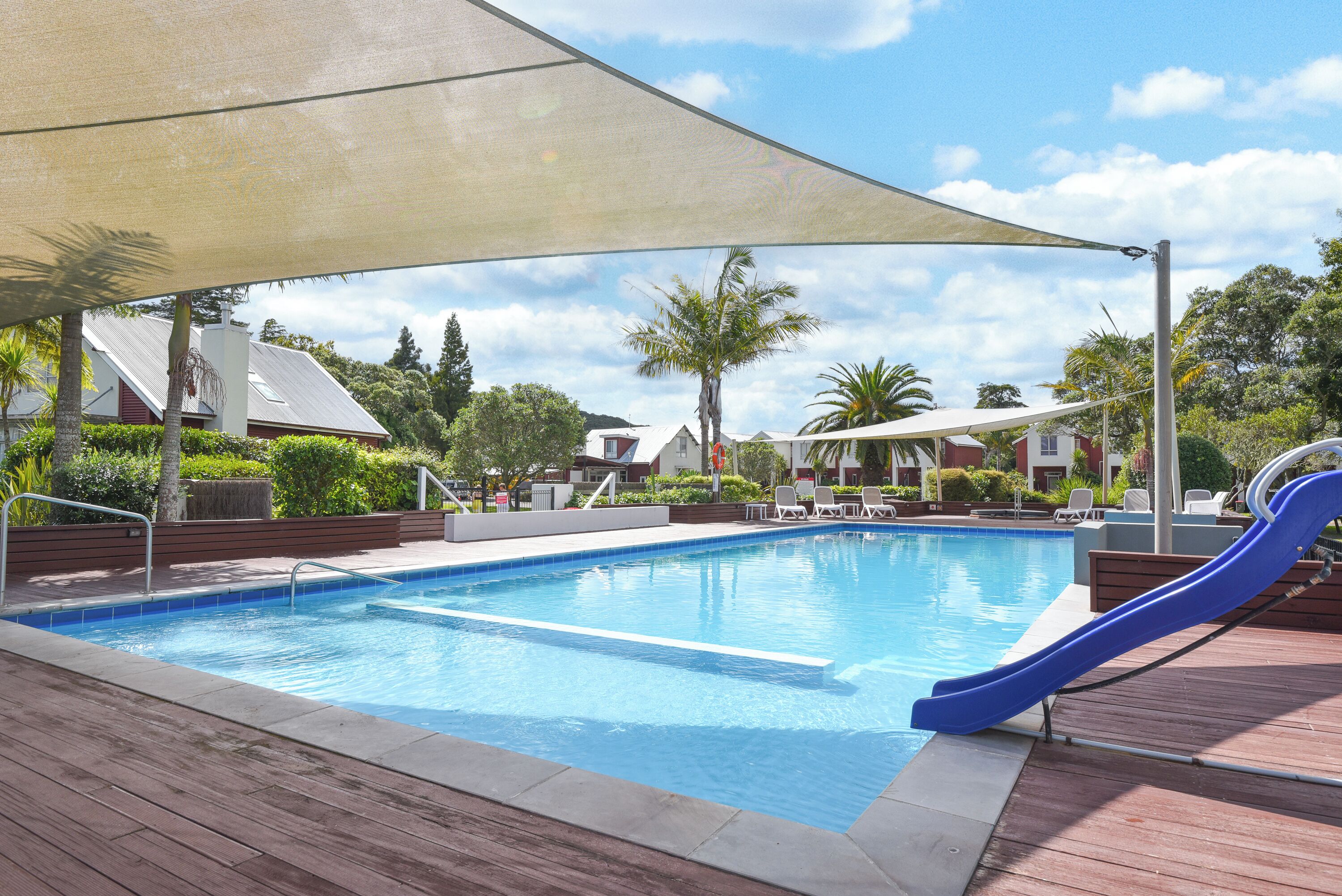 Una piscina al aire libre, una piscina climatizada