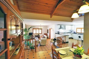 Living area - La Moncloa, Villa Rural en el Corazón de Andalucía (Carcabuey, Córdoba)