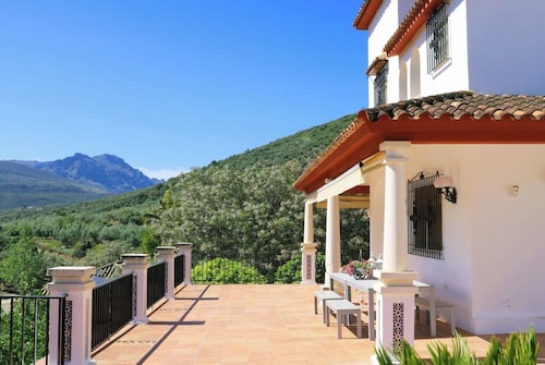 La Moncloa, Villa Rural en el Corazón de Andalucía