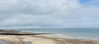 Coast House Cromer - Sleeps 15, hot tub, sea views