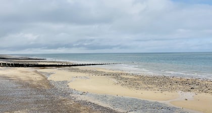 Coast House Cromer - Sleeps 15, hot tub, sea views