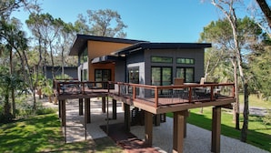 Una casa moderna con terraza y zona de estar al aire libre.