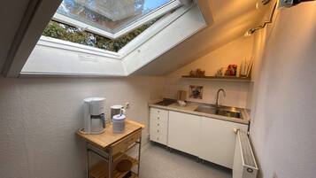 Kühlschrank, Mikrowelle, Herdplatte, Wasserkocher mit Kaffee-/Teezubehör