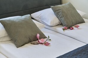 1 bedroom, bed sheets - Aleja Architektow Apartments by Renters (Wroclaw)