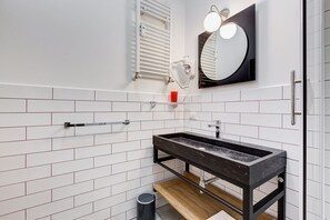 Douche, sèche-cheveux, bidet, serviettes fournies