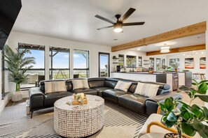 Smart TV, fireplace