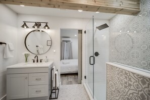 Combined shower/tub, towels - Infinity Pool Paradise|10-Acre Hill Country Escape (Jonestown)