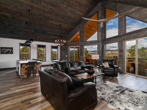 Smart TV, fireplace, foosball, books - Cliffs Edge | Private hot tub | Zion NP (Orderville)