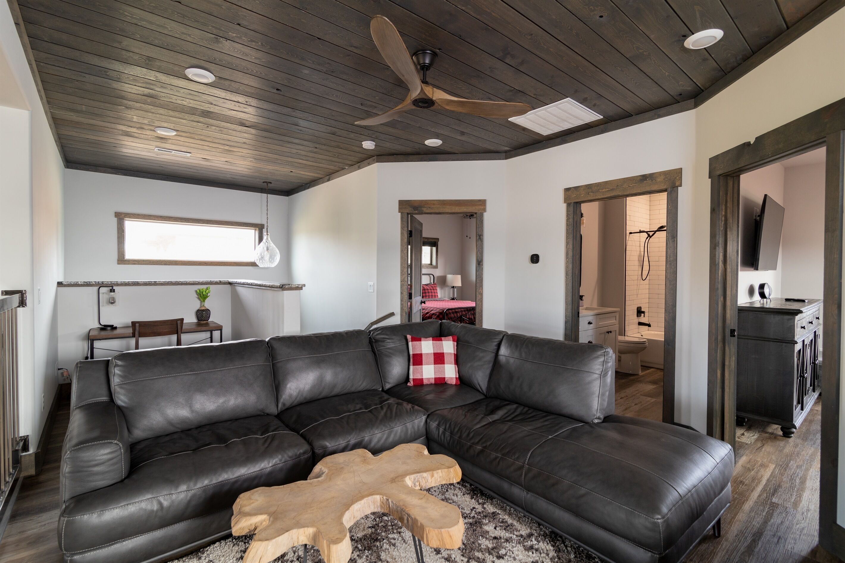 Téléviseur connecté, foyer, table de baby-foot, livres