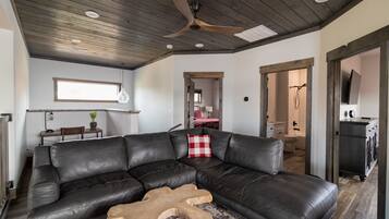 Téléviseur connecté, foyer, table de baby-foot, livres