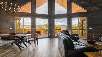 Smart-TV, Kamin, Tischfußball, Bücher