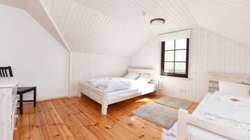 7 sovrum, skrivbord, strykjärn/strykbräda och resesäng