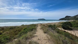 A coastal path leading to the sea with a clear sky. - Kingfisher Lodge Waterfront Retreat.
Direct estuary access and stunning views (Tairua)