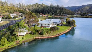 Exterior - Kingfisher Lodge Waterfront Retreat.
Direct estuary access and stunning views (Tairua)