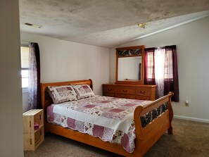 2 bedrooms, travel crib, free WiFi, bed sheets - Whole House (Amherst)