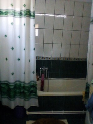 Ensemble douche/baignoire, baignoire à jets, bidet