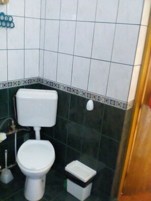 Ensemble douche/baignoire, baignoire à jets, bidet