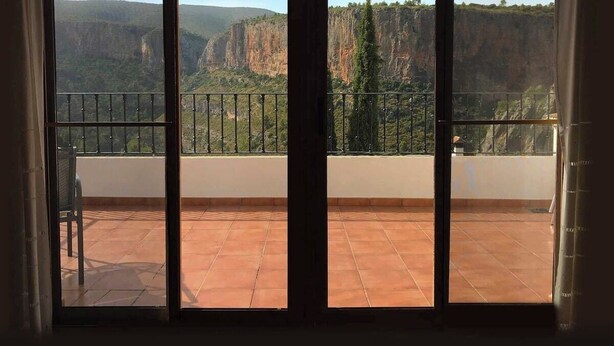 Un balcon avec vue sur un canyon.