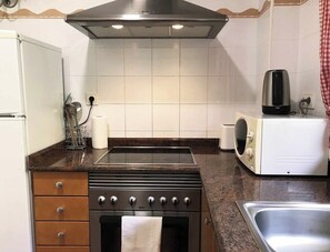 Frigorifero, microonde, forno, piano cottura