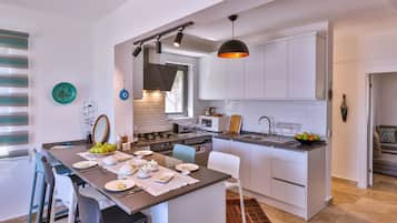 Kylskåp, mikrovågsugn, ugn och spishäll