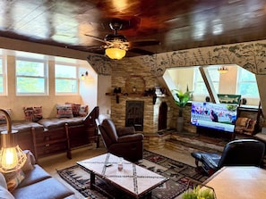 TV connectée, cheminée, livres