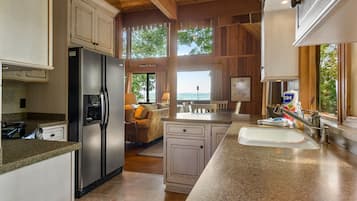 Micro-ondes, cafetiĂšre/bouilloire