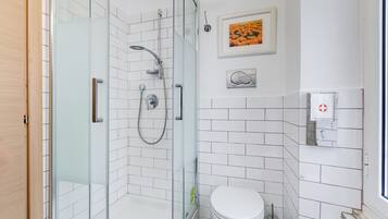 Dusche, Haartrockner, Bidet, Handtücher